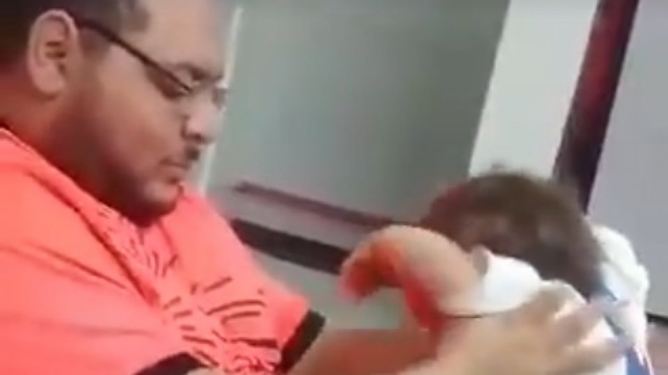 Muž bijící svou dceru